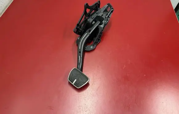 BMW X3 G45 Brake pedal 6896514