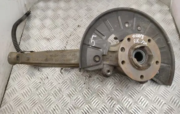 Volkswagen Touareg II Front wheel hub 7P6407245A 7L0615311B