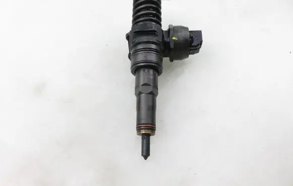 Volkswagen PASSAT B6 Fuel injector 0414720215 038130073AG