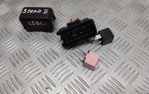 Renault Scenic II - Grand scenic II Relay mounting block 8200222930