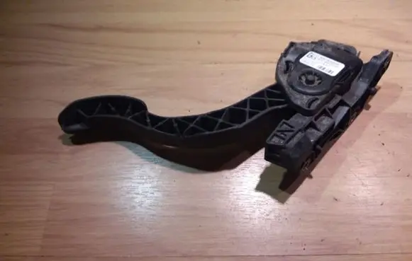 Volvo V70 Accelerator throttle pedal 6G929F836BD