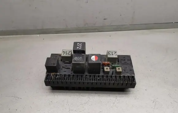 Audi 80 90 S2 B4 Fuse module 443941822A