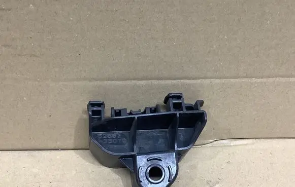 Rear bumper mounting bracket