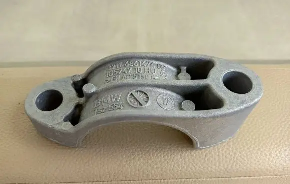 BMW 5 G30 G31 G38 Sway bar bush bracket, front 6861474 37116861474