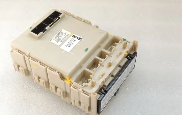 Toyota Avensis T270 Fuse module 827300575