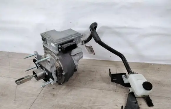 Nissan Leaf I (ZE0) Brake booster