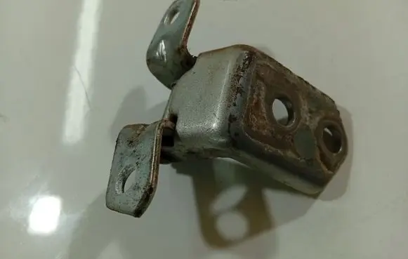 Mazda 3 I Rear door lower hinge