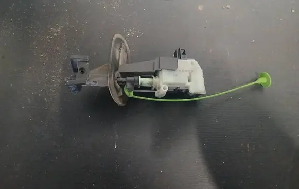 Volvo V70 Fuel tank cap lock 86113136