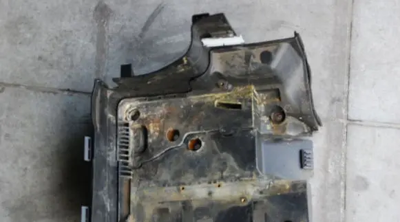 Land Rover Discovery 3 - LR3 Battery tray DWM500051