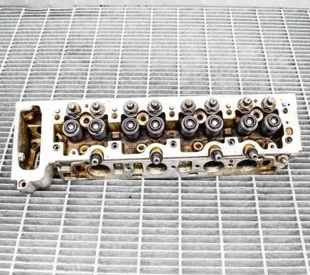 Mercedes-Benz S W116 Engine head R1160162701