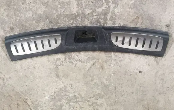 Dodge Durango Rear sill trim cover 1GW67TRMA6