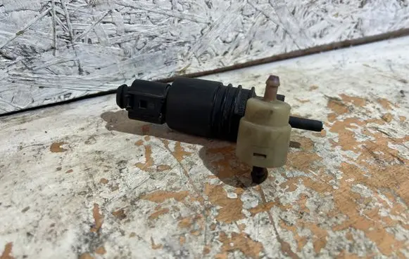 Volkswagen Golf IV Windscreen/windshield washer pump 1J0973722
