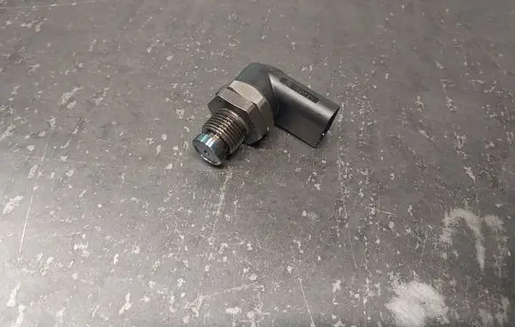 BMW 3 E46 Fuel pressure sensor 0281002497