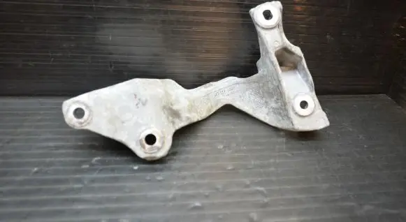 Nissan Qashqai Engine mounting bracket 147177968R