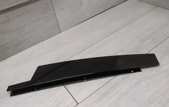 Mercedes-Benz GLE W167 Front door glass trim molding A1676903400