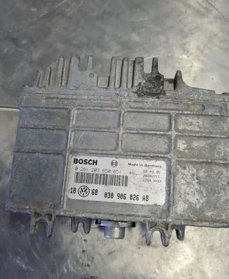 Volkswagen Golf III Engine control unit/module 030906026AB 0261203650