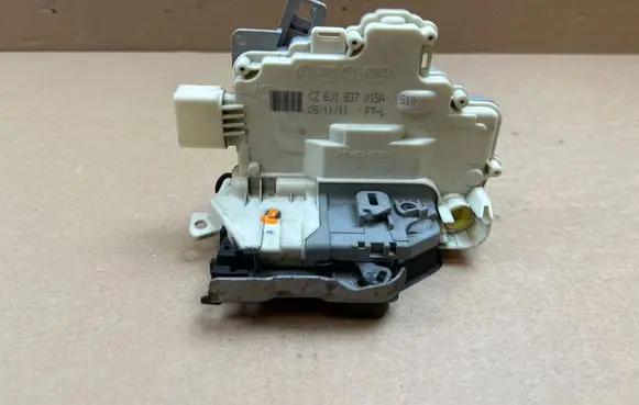 Volkswagen Touareg II Front door lock 8J1837015A