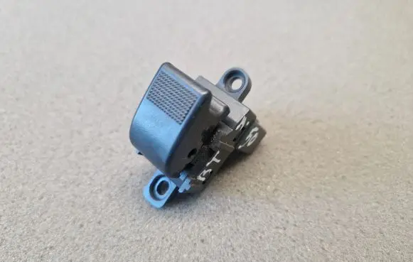 Mazda BT-50 Electric window control switch UR5666370 1827TH7