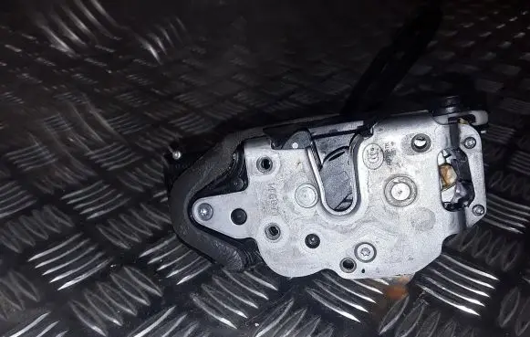 Opel Mokka Front door lock 13579547