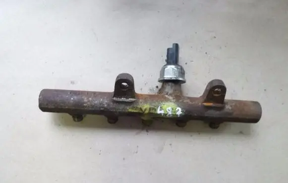 Renault Clio III Fuel distributor 8200701690 VD487