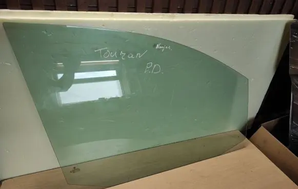 Volkswagen Touran II Front door window glass four-door