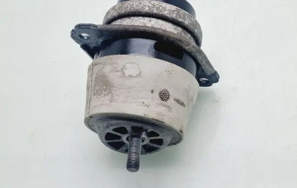 Volkswagen Touareg I Engine mount bracket 7L8199131A