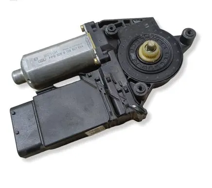 Volkswagen PASSAT B5 Front door window regulator motor 0130821694