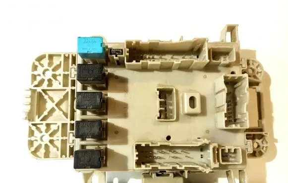 Toyota RAV 4 (XA20) Fuse module 8198050030 0665004650