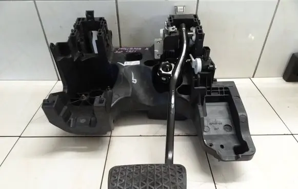 Opel Insignia A Pedal assembly 23335259