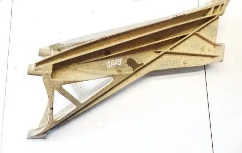 Engine mounting bracket
