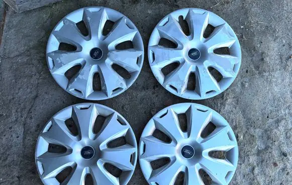 Ford Focus R16 wheel hub/cap/trim AM511000BA