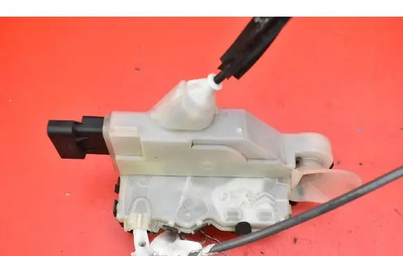 Opel Grandland X Front door lock 146095