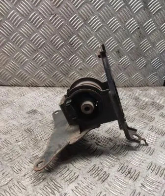 Toyota Yaris Engine mount bracket