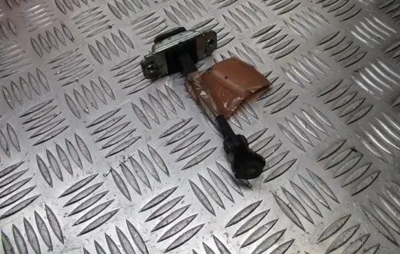 Hyundai i30 Front door check strap stopper