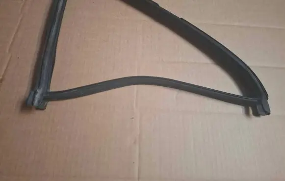 Mercedes-Benz W123 Rubber seal rear door window/glass 
