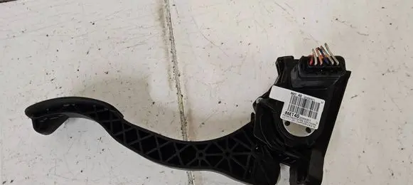 Accelerator throttle pedal