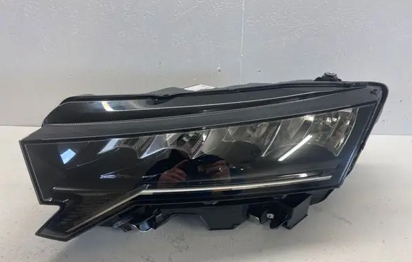 Skoda Octavia Mk4 Headlight/headlamp 5E4941009 0301134231A LE22A6497