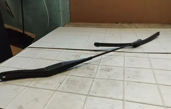 Opel Astra H Front wiper blade arm 13111220