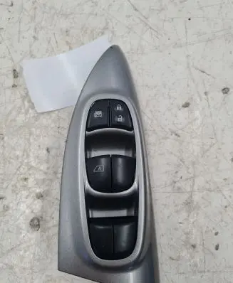 Nissan Juke I F15 Electric window control switch