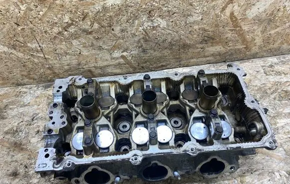 Nissan 350Z Engine head R8J13R