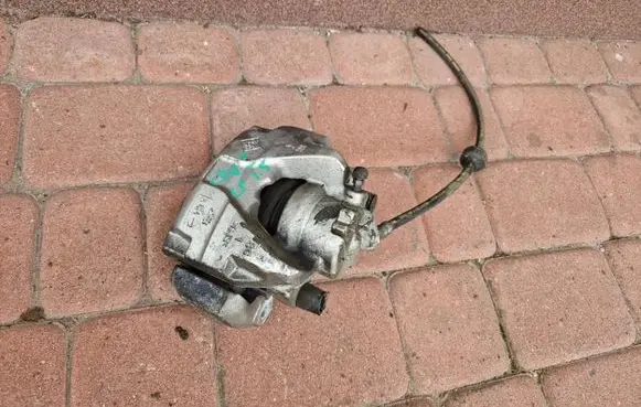 Renault Captur II Front brake caliper