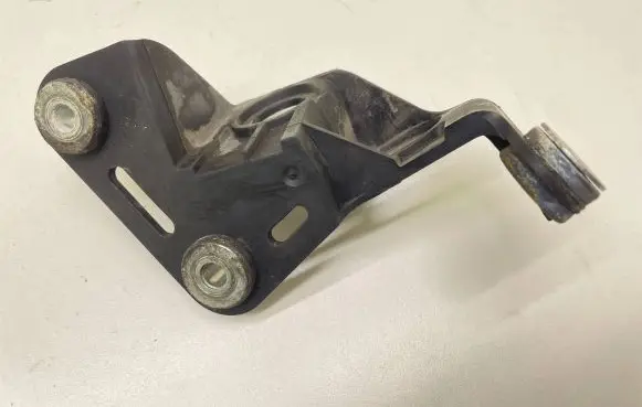 Skoda Octavia Mk2 (1Z) Gear shift cable bracket 1K0711789