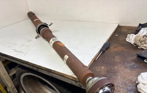 Dodge Durango III Middle center prop shaft P52123633AB TYG0637G0579