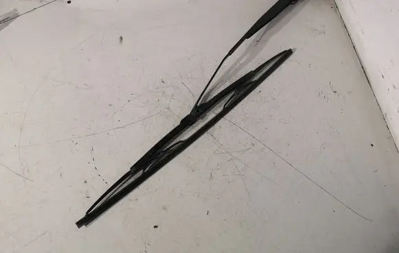 Chrysler 300 - 300C Front wiper blade arm