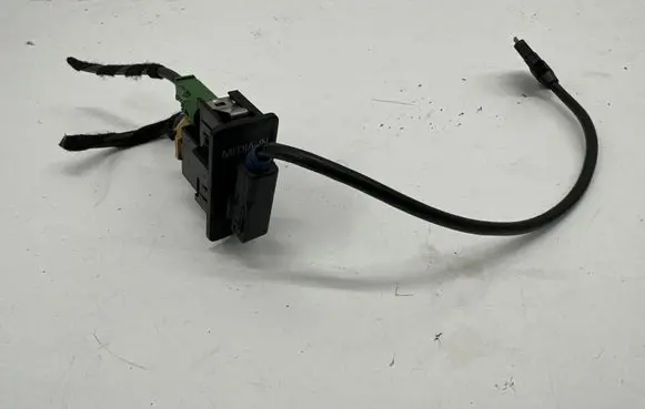 Volkswagen Golf VII AUX in-socket connector 5Q0035736 5N0035554B