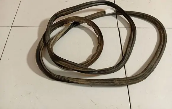 Trunk rubber seal (body)