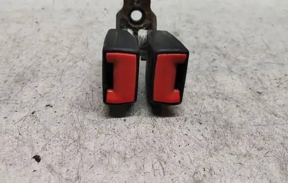 Ford Focus Middle seatbelt buckle (rear) 