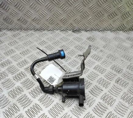 Mercedes-Benz C W205 Engine mount vacuum valve A0014760532