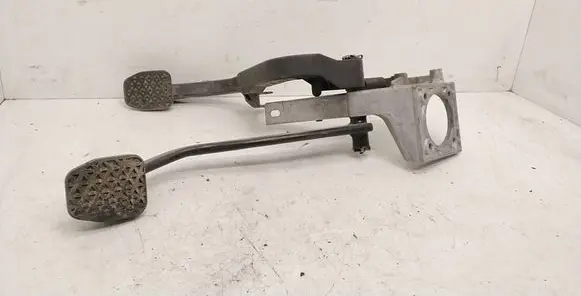 Accelerator throttle pedal