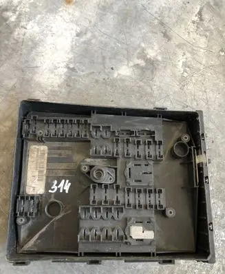 Volkswagen Touran I Fuse box set 12180281 01718130